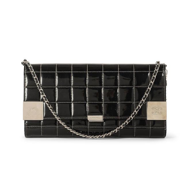 Chanel, année 2003. Sac baguette en cuir vernis à surpiqures Chocobar. Directeur artistique : Karl Lagerfeld.