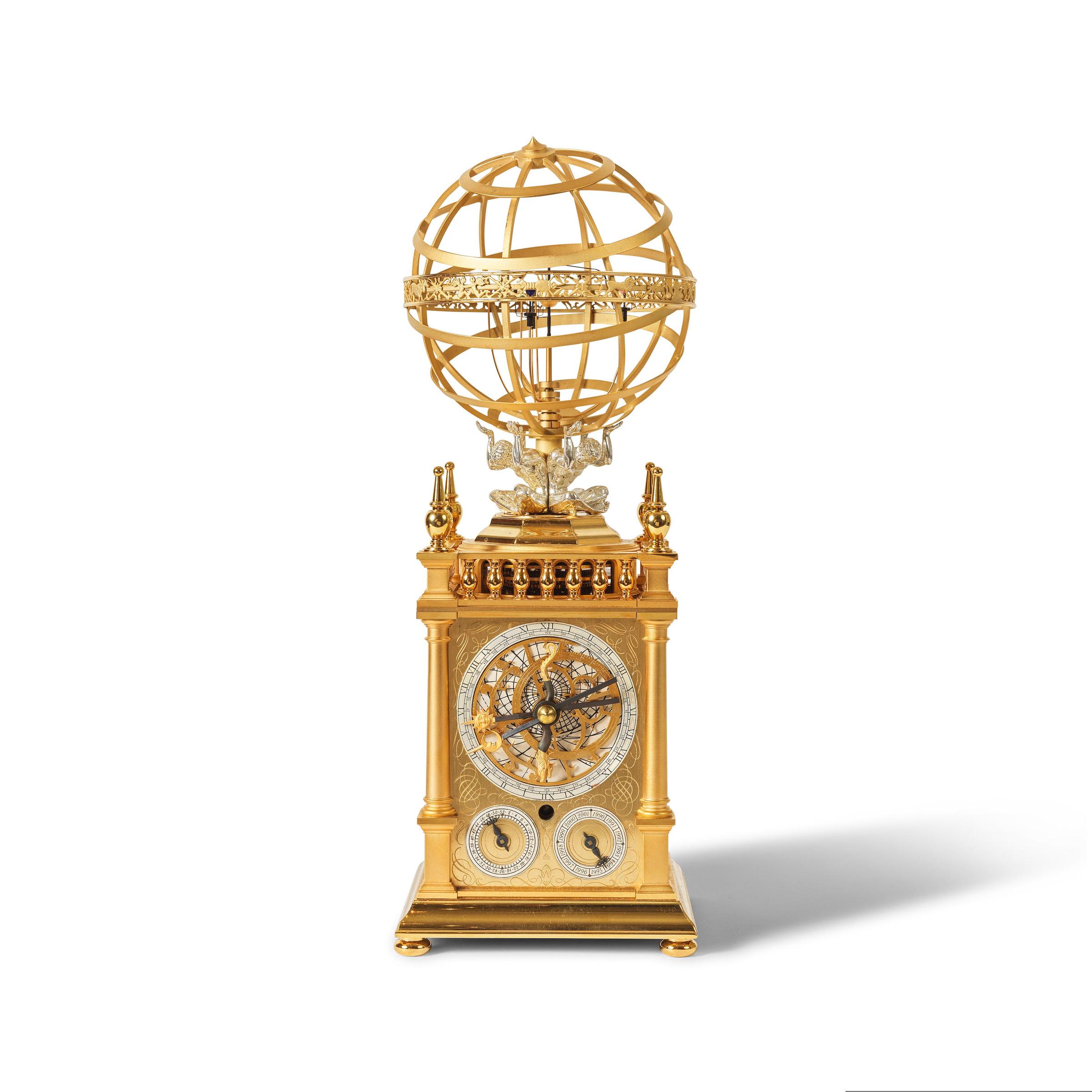 Christiaan van der Klaauw. A very fine and rare handmade key wind gold plated brass and silver clock with sphere on top demonstrating the solar system Christiaan van der Klaauw. Très belle et rare pendule en laiton plaqué or et argent avec sphère montrant le système solaire, entièrement asseemblée à la main, remontoir à clé  Planeto Astrolabium, Circa 1990 image 4