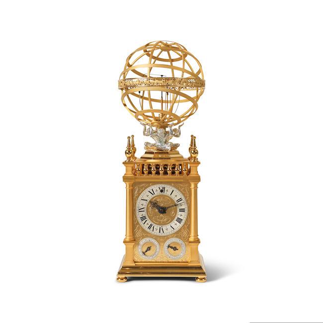 Christiaan van der Klaauw. A very fine and rare handmade key wind gold plated brass and silver clock with sphere on top demonstrating the solar system Christiaan van der Klaauw. Très belle et rare pendule en laiton plaqué or et argent avec sphère montrant le système solaire, entièrement asseemblée à la main, remontoir à clé Planeto Astrolabium, Circa 1990