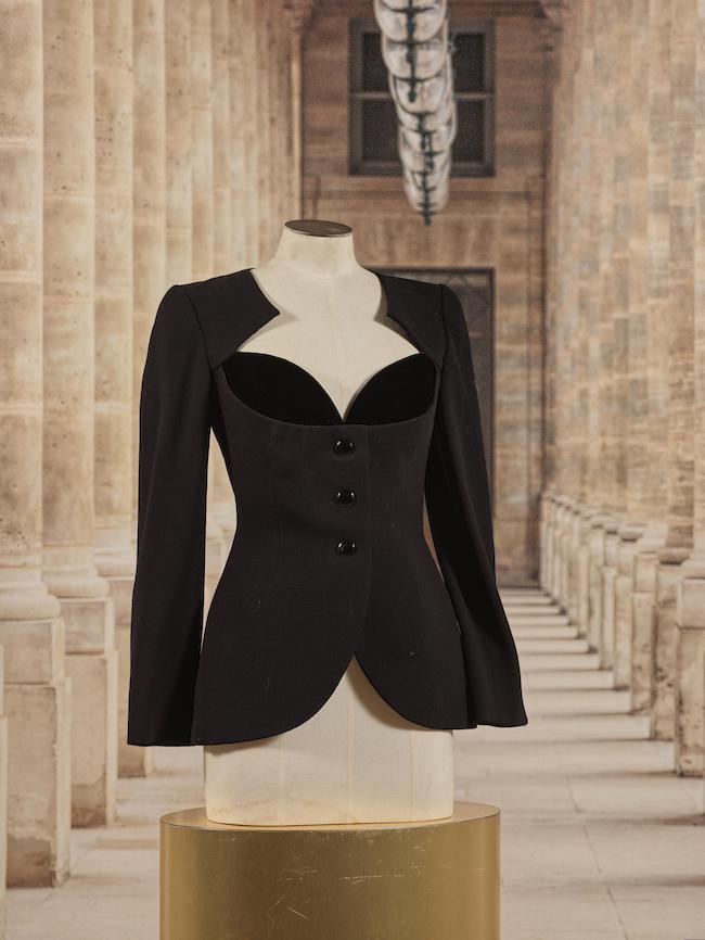 Christian Dior, collection Haute Couture, circa 1985. Veste cintrée en grain de poudre et velours noir Directeur artistique Marc Bohan