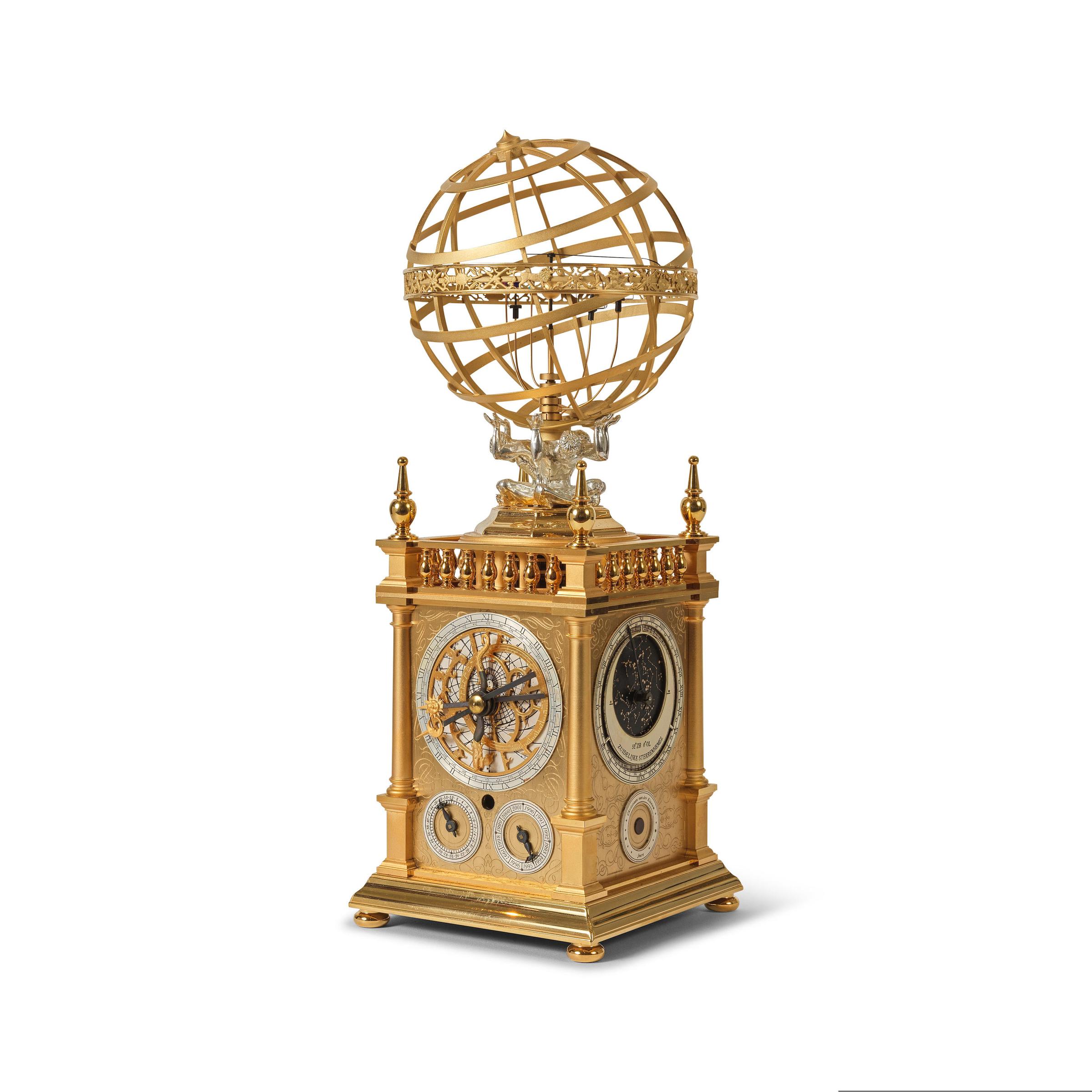 Christiaan van der Klaauw. A very fine and rare handmade key wind gold plated brass and silver clock with sphere on top demonstrating the solar system Christiaan van der Klaauw. Très belle et rare pendule en laiton plaqué or et argent avec sphère montrant le système solaire, entièrement asseemblée à la main, remontoir à clé  Planeto Astrolabium, Circa 1990 image 3